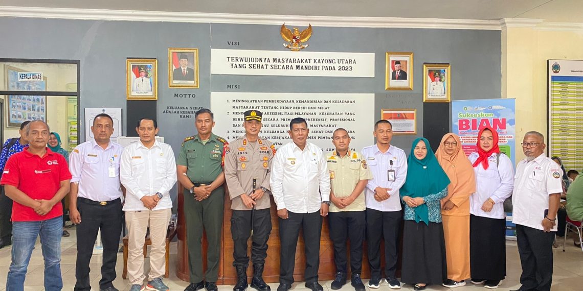 Foto bersama aksi donor darah dalam HUT Kalbar Ke-66