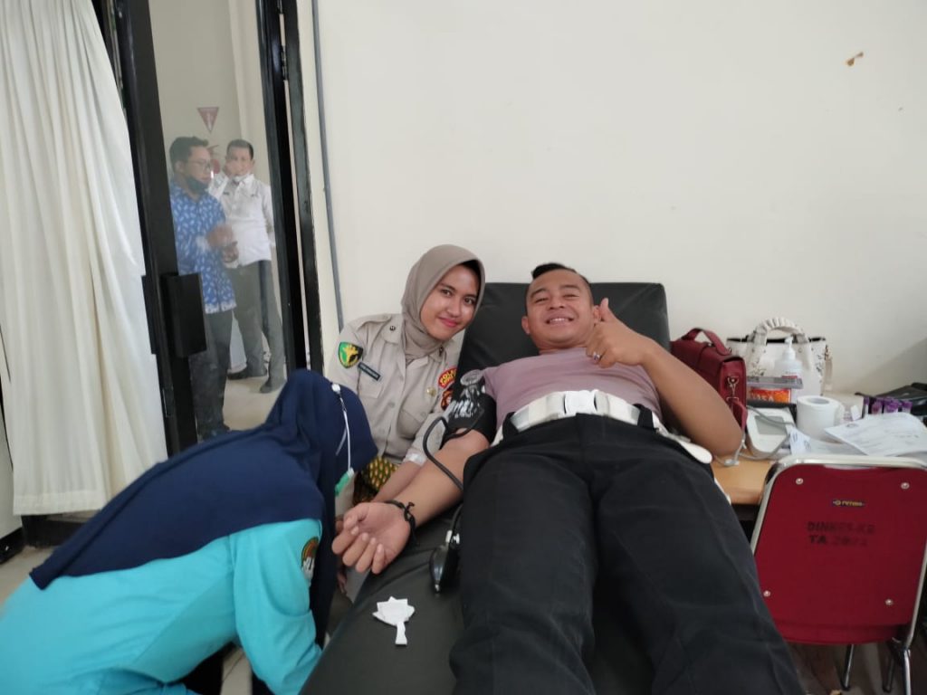 Personel Polres Kayong Utara ikut serta donor darah HUT Kalbar Ke-66