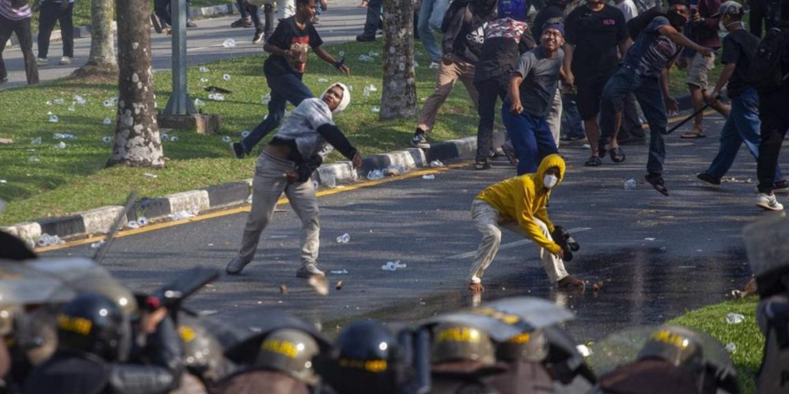 Bentrokan Warga Pulau Rempang dengan Polisi