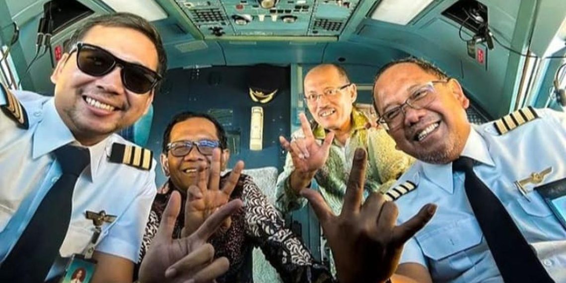 Mahfud MD Berfoto Bersama Pilot Garuda Indonesia dengan Salam Tiga Jar