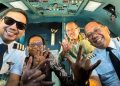 Mahfud MD Berfoto Bersama Pilot Garuda Indonesia dengan Salam Tiga Jar