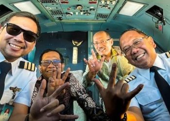 Mahfud MD Berfoto Bersama Pilot Garuda Indonesia dengan Salam Tiga Jar
