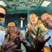 Mahfud MD Berfoto Bersama Pilot Garuda Indonesia dengan Salam Tiga Jar