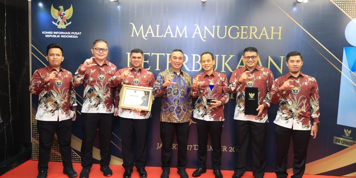 Polri Terima Predikat Badan Publik Informatif dalam Penghargaan Keterbukaan Informasi Publik 2024