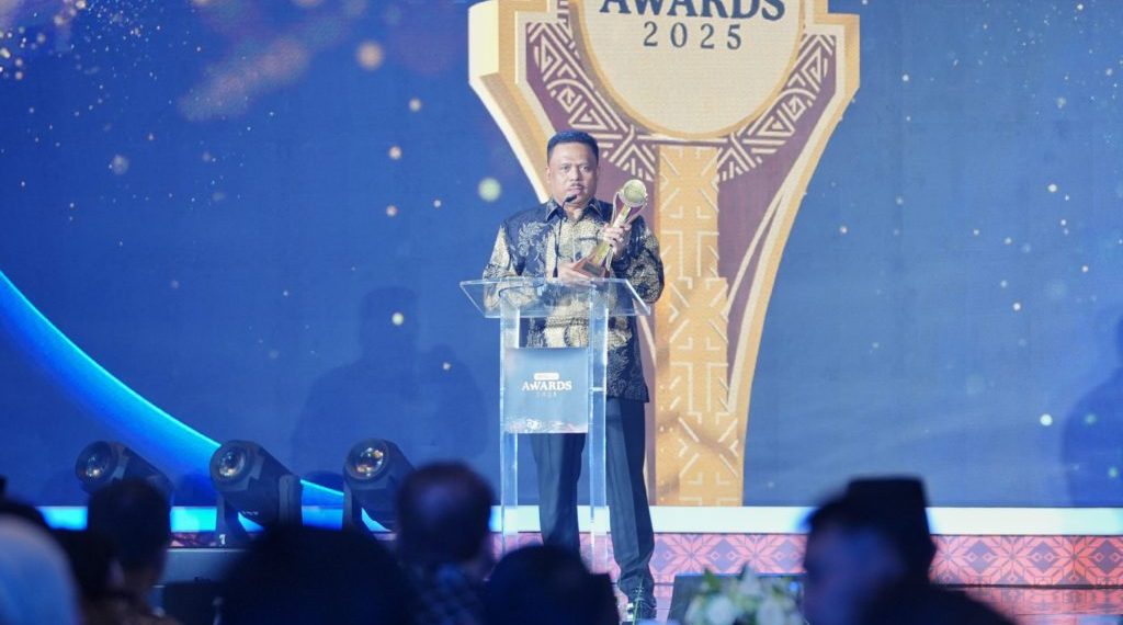 Kakorlantas Polri Irjen Agus Suryonugroho menerima penghargaan detikcom