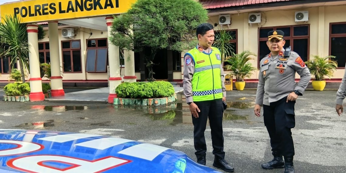 Kakorlantas Polri Kirim Bantuan Sembako Untuk Korban Banjir Di Langkat Sumatera Utara