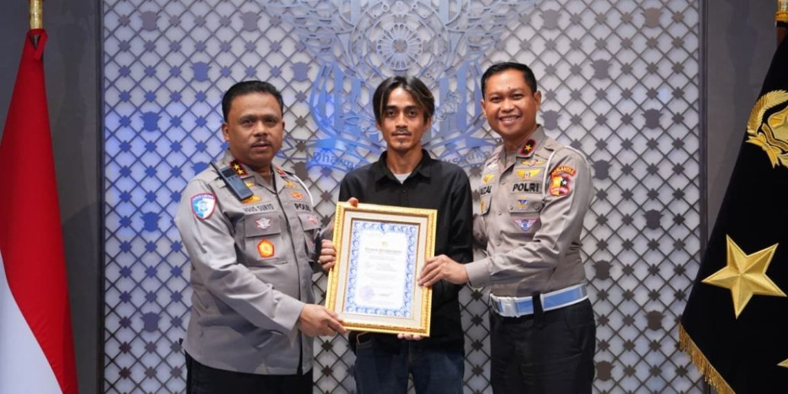 Kakorlantas Polri Serahkan Piagam Penghargaan Atas Perintah Langsung Kapolri