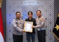 Kakorlantas Polri Serahkan Piagam Penghargaan Atas Perintah Langsung Kapolri