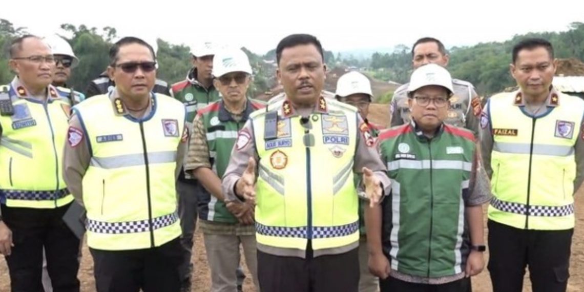 Kakorlantas Polri Irjen Pol Drs. Agus Suryonugroho S.H., M.Hum. di Tol Bocimix
