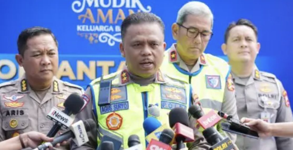 Kakorlantas Polri, Irjen Agus Suryonugroho, memantau langsung kondisi arus balik Lebaran dari Posko Command Center KM 29 Korlantas Polri