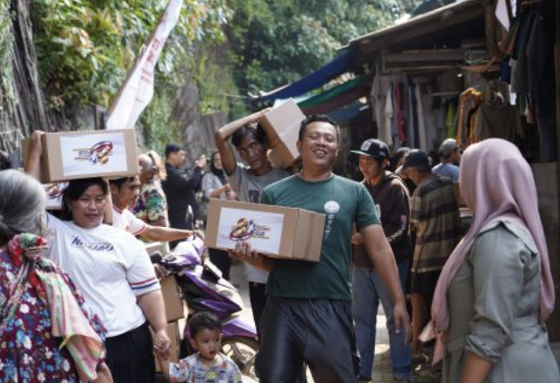 Bantuan Sembako Polri Bantu Penuhi Kebutuhan Pokok Warga Kampung Tongkol