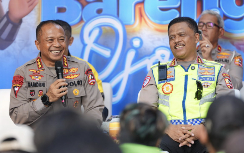Polri Salurkan Bansos untuk 550 Ojol di Tugu Proklamasi Jakarta 1