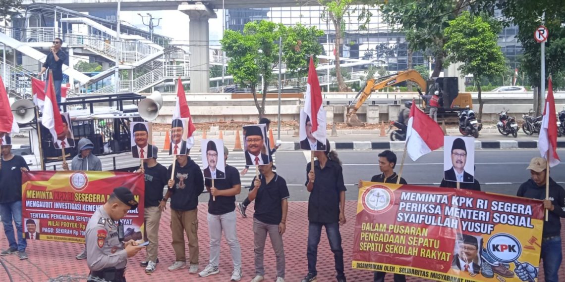 Desak KPK Usut Tuntas Pengadaan Sepatu Rakyat Rp27 Miliar, Aliansi Masyarakat Gelar Aksi di Gedung Merah Putih
