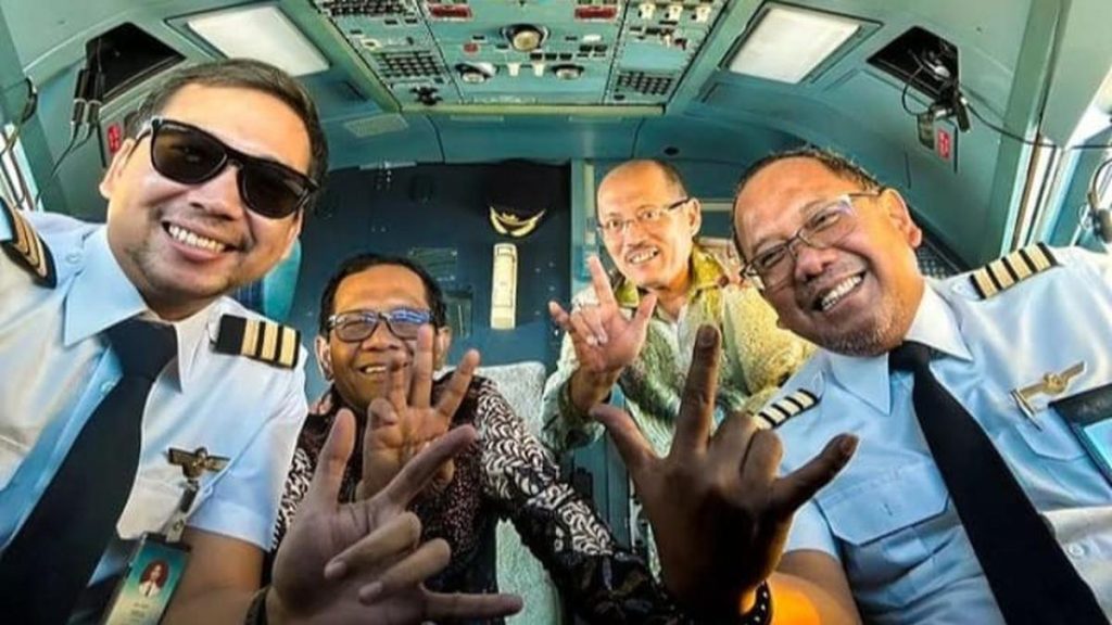 Mahfud MD Berfoto Bersama Pilot Garuda Indonesia dengan Salam Tiga Jar