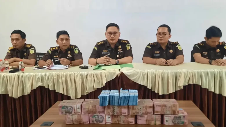 Tersangka Kasus Korupsi DAM Kali Bentak Serahkan Rp1,1 Miliar ke Kejari Blitar