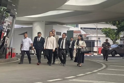 didampingi-hotman-paris-nadiem-makarim-penuhi-panggilan-kejagung