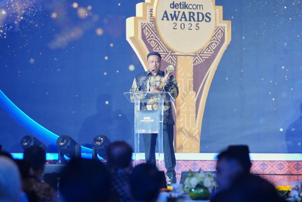 Kakorlantas Polri Irjen Agus Suryonugroho menerima penghargaan detikcom