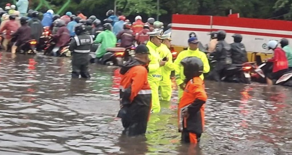 Banjir di Sejumlah Titik di Jakarta, Polantas Berjibaku Atur Lalin
