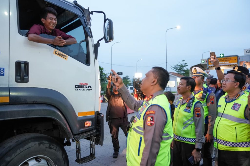 Kakorlantas Putar Balikkan Kendaraan Sumbu Tiga